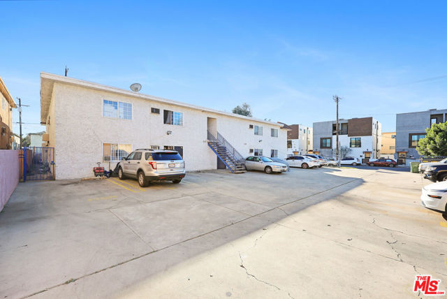 Image 4 of 18 For 15865 Vanowen Street