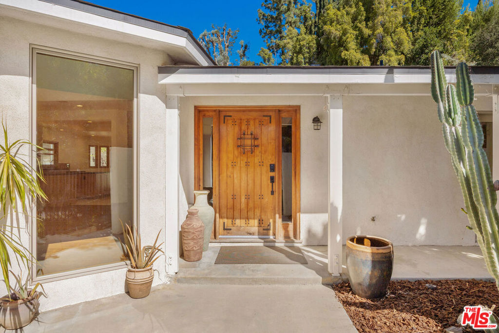 3058 Hollycrest Place — Contemporary
