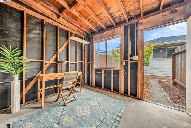 1811 3rd St, Alameda CA: https://media.crmls.org/mediaz/49531236-4afd-4d60-8bd3-3d2e151a5323.jpg