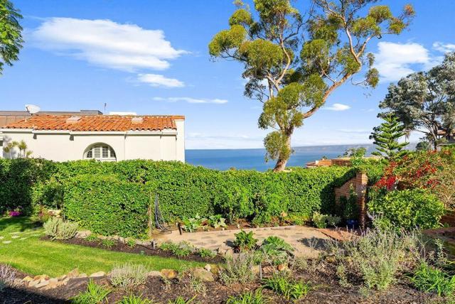 7725 Whitefield Pl, La Jolla CA: https://media.crmls.org/mediaz/49538a73-2c6e-4242-b5de-088d57e4941a.jpg