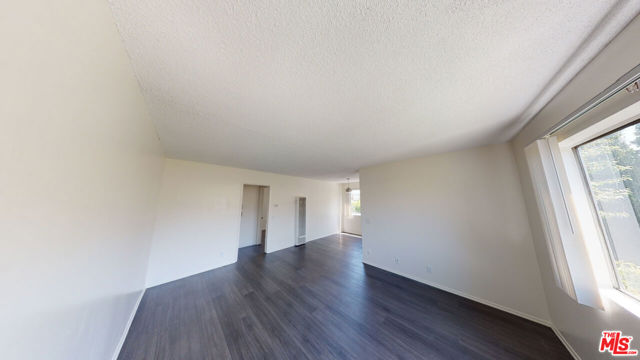 5236 Kester Avenue, Sherman Oaks CA: https://media.crmls.org/mediaz/4953ad81-8d3e-4293-bcf5-77f207a1b08a.jpg