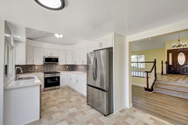 1103 Countrywood Ln, Vista CA: https://media.crmls.org/mediaz/4953c220-c2e3-47a6-94a0-639ab788fd49.jpg