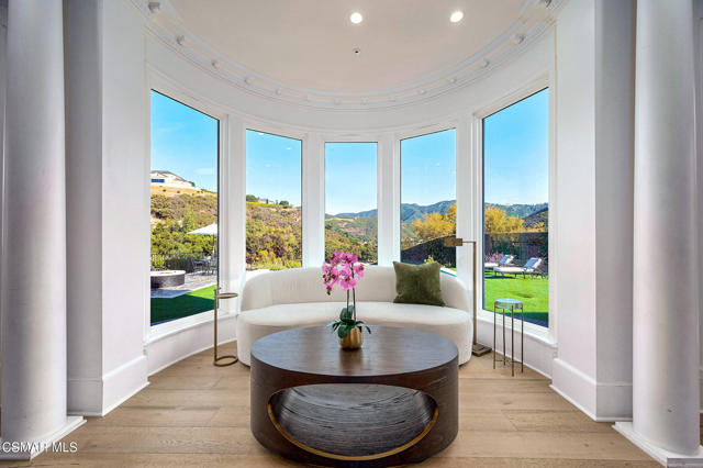 508 W Stafford Road, Thousand Oaks CA: https://media.crmls.org/mediaz/4955eb63-f4e5-4b68-b5d9-3df38c59832f.jpg