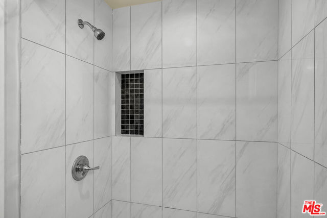 5137 1/2 Reynier Avenue, Los Angeles CA: https://media.crmls.org/mediaz/4958d518-016d-4c26-8663-17a22fb6b836.jpg