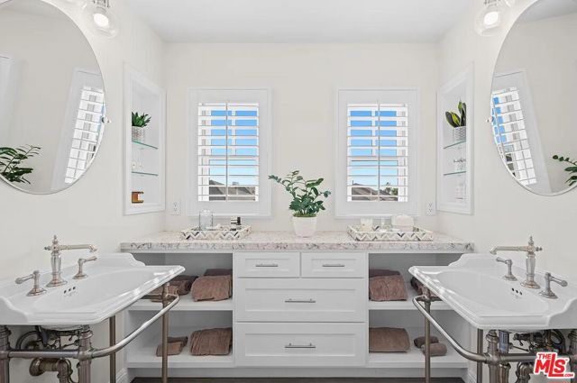 2584 Bungalow Place, Corona del Mar CA: https://media.crmls.org/mediaz/4958fc96-2660-4a2d-bdd1-ac1f472860eb.jpg