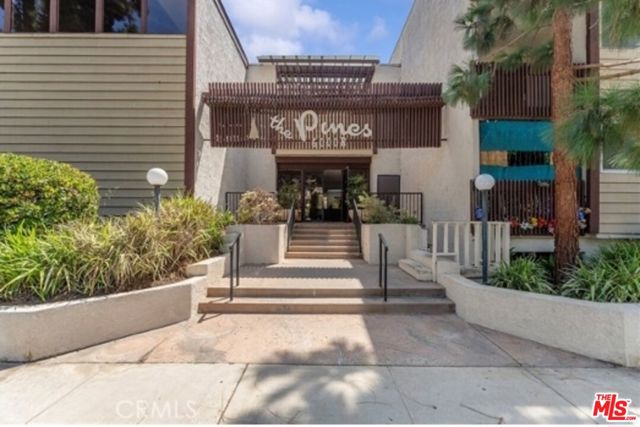 6000 Canterbury Drive, Culver City CA: https://media.crmls.org/mediaz/495958d5-56df-4e48-a92a-fc5a70c7d6bd.jpg