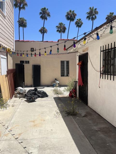 5419 S Harcourt Ave, Los Angeles CA: https://media.crmls.org/mediaz/495a9dea-6a36-47fc-9425-70bb3df62636.jpg