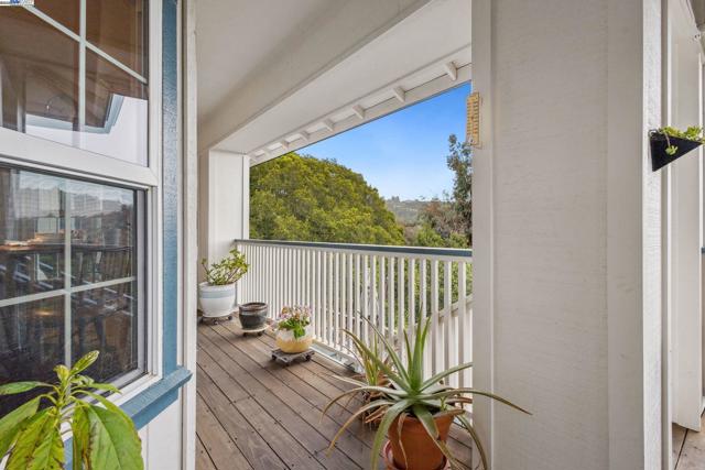 3565 Star Ridge Rd, Hayward CA: https://media.crmls.org/mediaz/495b392a-d348-462a-b03f-6d556d05b0d6.jpg