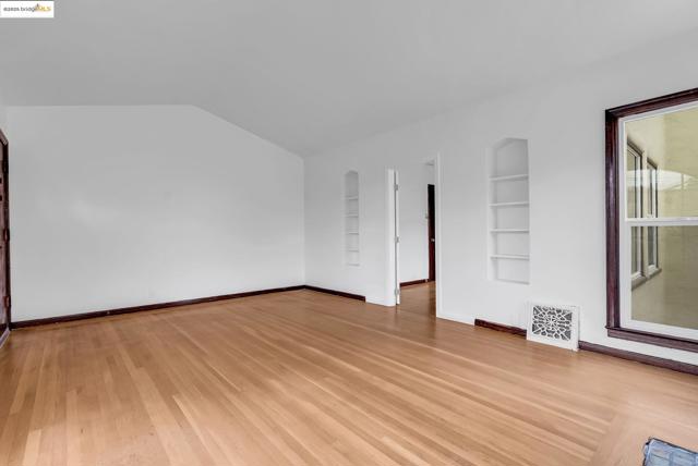 2340 Virginia St, Berkeley CA: https://media.crmls.org/mediaz/495bb294-32bc-471d-96f8-8ea591d3c242.jpg