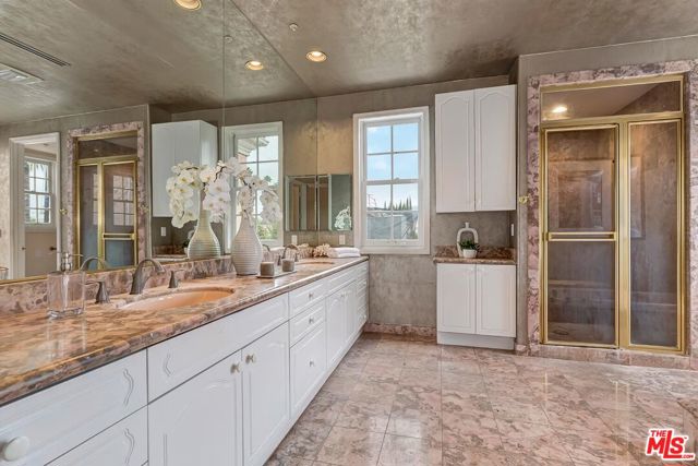110 N Oakhurst Drive, Beverly Hills CA: https://media.crmls.org/mediaz/495c74d7-28f7-4a28-ab44-f2103e582faf.jpg