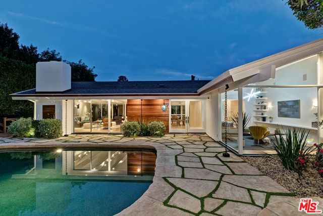 9316 Beverly Crest Drive, Beverly Hills CA: https://media.crmls.org/mediaz/495cfcfa-9d3f-4cda-8cad-36ee8b426971.jpg