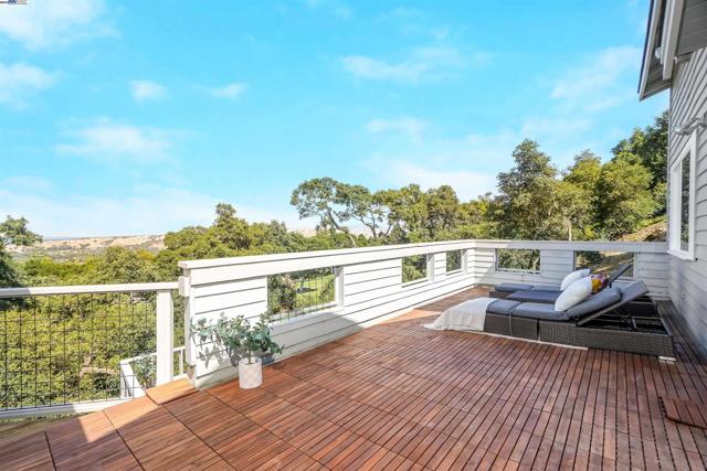 102 Castlewood Dr, Pleasanton CA: https://media.crmls.org/mediaz/495d3c9d-5248-4b91-8d1e-435dd336b9ca.jpg