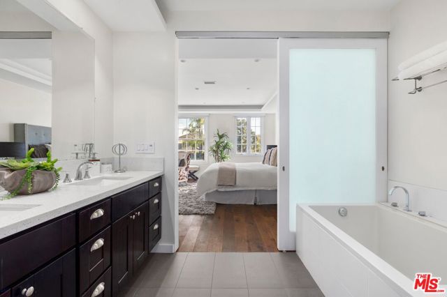 12320 Ridge Circle, Los Angeles CA: https://media.crmls.org/mediaz/495d4aa1-3c4d-4e6f-9e11-5398cb16903c.jpg