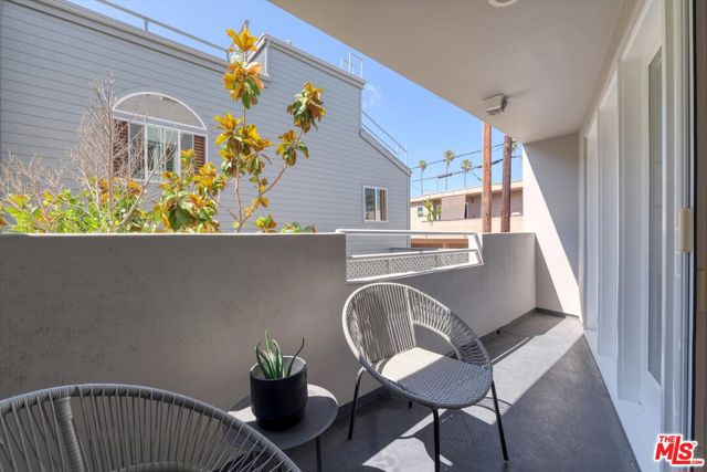 833 17th Street, Santa Monica CA: https://media.crmls.org/mediaz/495e2cb4-14f7-43ac-a807-d0432e0e4946.jpg