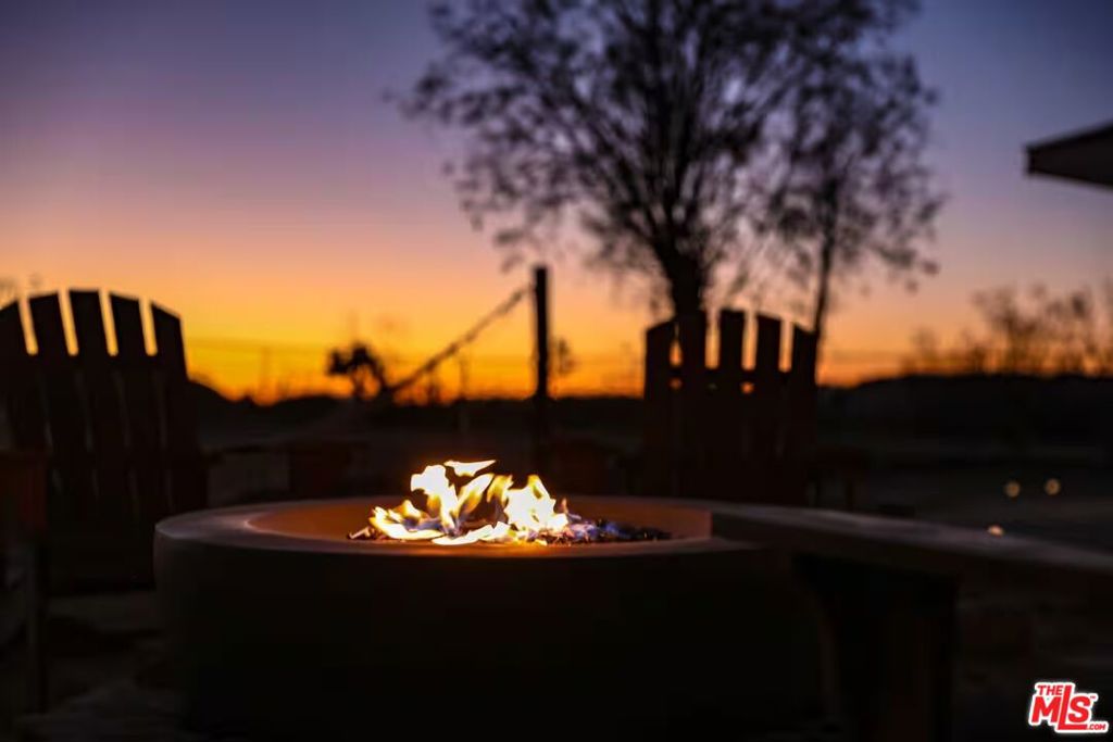 https://media.crmls.org/mediaz/495e304a-7d92-4af2-9f7a-1ad9edfbe315.jpg?preset=X-Large