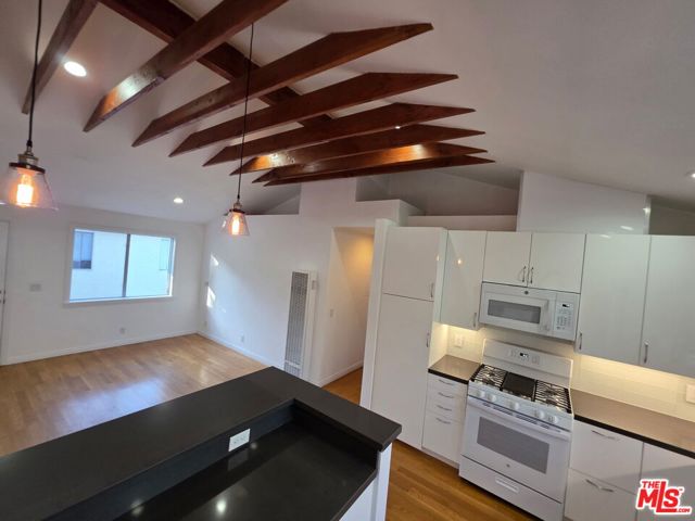 1029 Pleasantview Avenue, Venice CA: https://media.crmls.org/mediaz/495e44a2-63e5-4a8b-b662-4c26889b342e.jpg
