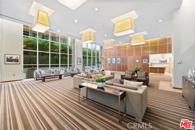 801 S Grand Avenue, Los Angeles CA: https://media.crmls.org/mediaz/495ec8a8-025c-471a-bc43-3960e4e34816.jpg