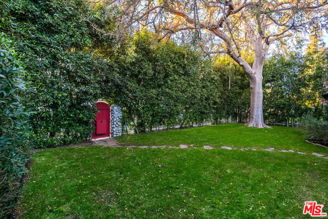4838 Coldwater Canyon Avenue, Sherman Oaks CA: https://media.crmls.org/mediaz/495f02f5-480a-4654-a54e-15dbe5156681.jpg