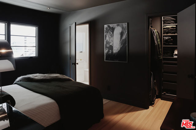 4934 La Roda Avenue, Los Angeles CA: https://media.crmls.org/mediaz/495f5628-7421-426b-abda-82aecc0e7347.jpg