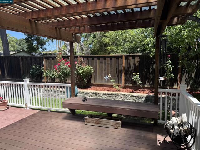 898 Luxury Dr, Concord CA: https://media.crmls.org/mediaz/4962d966-c707-44d7-b45d-51861dada012.jpg