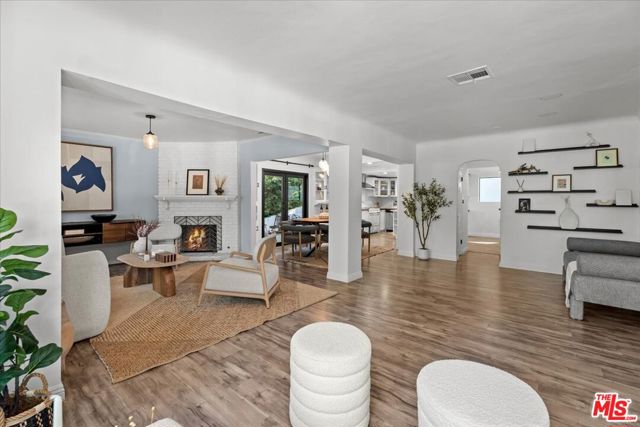 4104 Saugus Avenue, Sherman Oaks CA: https://media.crmls.org/mediaz/49630a9c-5a34-4ae0-8b76-e2b1c50b36e4.jpg