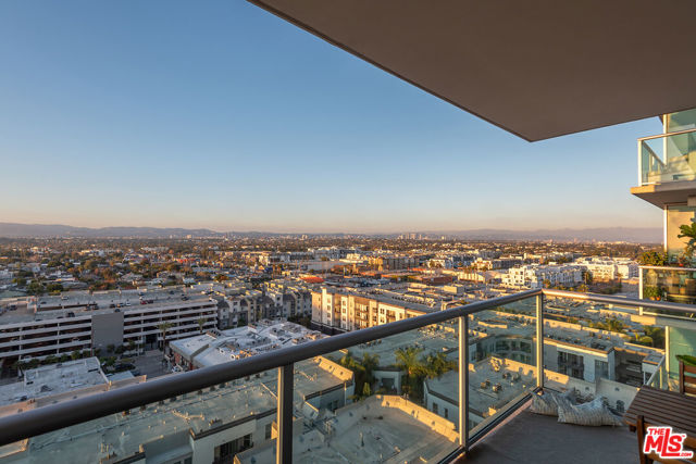 13700 Marina Pointe Drive, Marina del Rey CA: https://media.crmls.org/mediaz/49634051-dae6-4cb8-a52e-50e76d42d17b.jpg