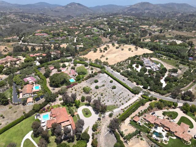 18220 Via De Fortuna, Rancho Santa Fe CA: https://media.crmls.org/mediaz/4963bb76-0b3f-4e0c-adef-746456a73939.jpg