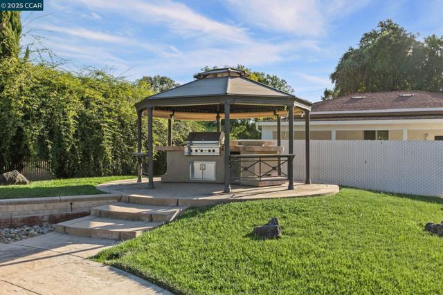 9822 Doyle Ct, Stockton CA: https://media.crmls.org/mediaz/4964d55a-b3e9-4f02-9e4e-50937eefa260.jpg