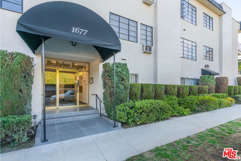 1677 WESTHOLME Avenue #101