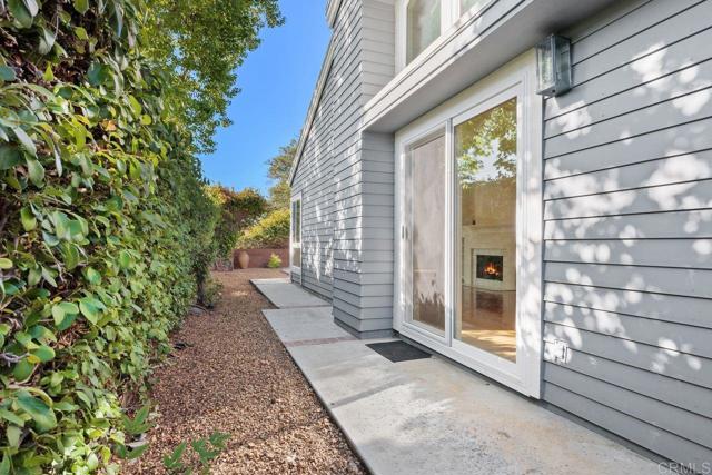 814 Okra Court, Carlsbad CA: https://media.crmls.org/mediaz/4965424c-560e-4e9d-a29f-aef40591ac5d.jpg