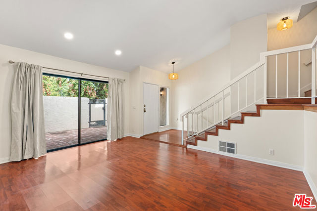 6021 Lindley Avenue, Tarzana CA: https://media.crmls.org/mediaz/4965eff4-a38e-4f92-b7ad-e98f0684cea4.jpg