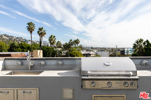 829 Larrabee Street, West Hollywood CA: https://media.crmls.org/mediaz/49666385-8804-4bd6-9482-c11a59ebb7a5.jpg