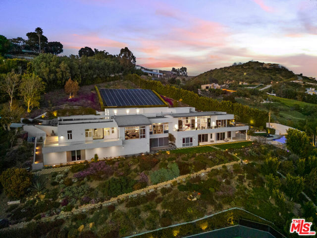 27454 Winding Way, Malibu CA: https://media.crmls.org/mediaz/4967880a-63cd-4341-b05b-2a6938e24311.jpg