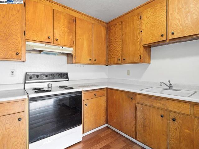 56 Edgewood Ct, Daly City CA: https://media.crmls.org/mediaz/4968b336-a25d-49bf-a807-db52db69686b.jpg