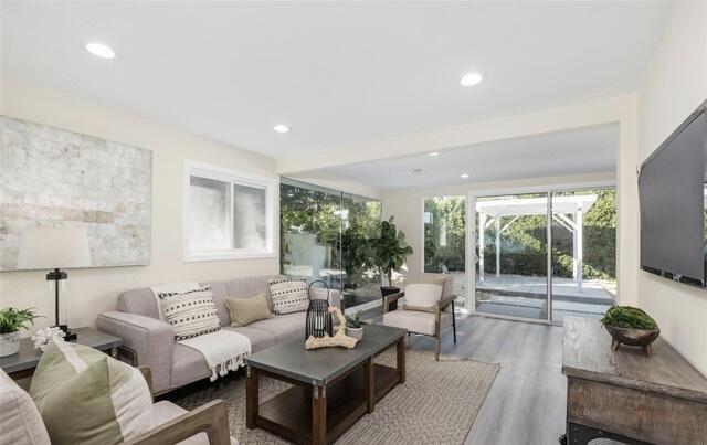 715 N Sunrise Way, Palm Springs CA: https://media.crmls.org/mediaz/49699005-c3a5-4afc-9efb-158d412a3c88.jpg