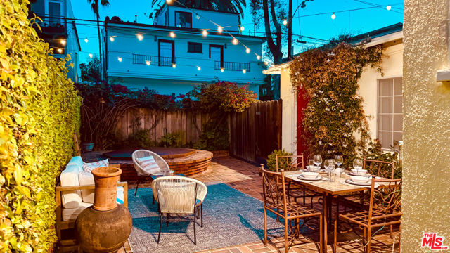 2403 Ocean Avenue, Venice CA: https://media.crmls.org/mediaz/496a5245-f341-4aa6-afbf-1de307fbb6c7.jpg