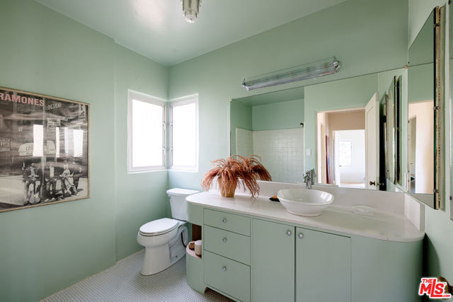 1333 E Palmer Avenue, Glendale CA: https://media.crmls.org/mediaz/496a5318-f6e0-4f7d-9ccc-015e47319724.jpg