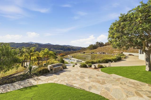 Detail Gallery Image 5 of 56 For 6802 Pakama Ln, Vista,  CA 92084 - 4 Beds | 4 Baths