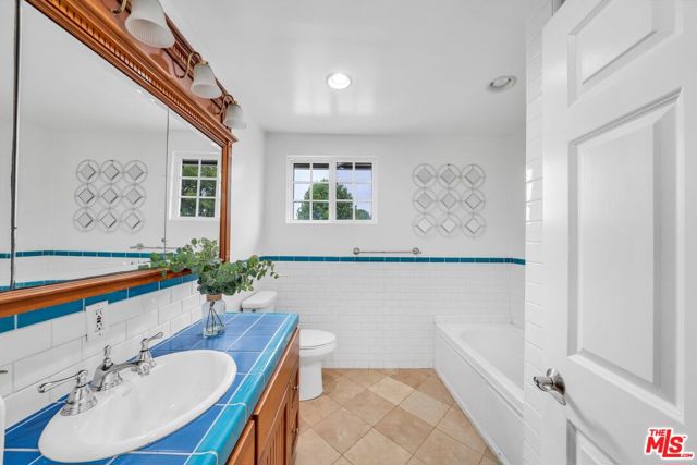 8011 Rayford Drive, Los Angeles CA: https://media.crmls.org/mediaz/496ad0b5-4b41-46c1-8922-8748be306818.jpg