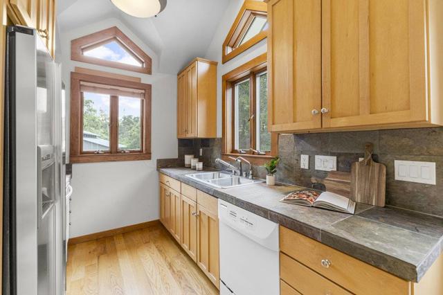 14205 Shannon Road, Los Gatos CA: https://media.crmls.org/mediaz/496af452-1d4e-4e00-86b2-5b327b9f1012.jpg