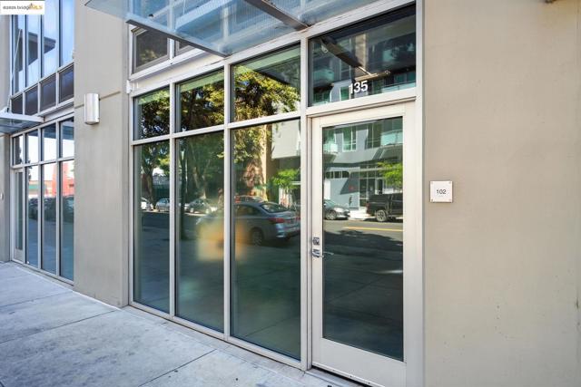 311 Oak St, Oakland CA: https://media.crmls.org/mediaz/496af60d-2e8e-49a6-8462-762bf303d707.jpg