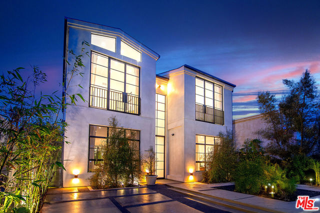 745 E Sunset Avenue, Venice CA: https://media.crmls.org/mediaz/496bb444-1bf7-4d09-b89b-92a02c797f19.jpg