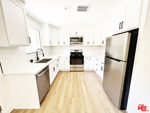 4192 Marlton Avenue, Los Angeles CA: https://media.crmls.org/mediaz/496de93a-5fee-4f4a-affd-66314b88fdab.jpg