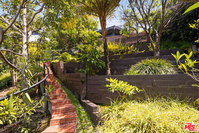 117 Ocean Way, Santa Monica CA: https://media.crmls.org/mediaz/496dfbc0-862c-4f14-b069-bddb197f9d28.jpg