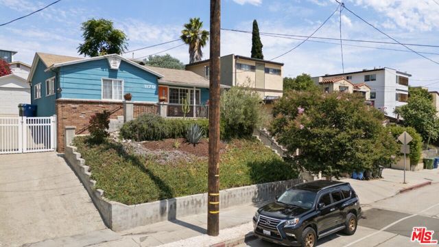 1179 Bellevue Avenue, Los Angeles CA: https://media.crmls.org/mediaz/496ec1bc-d01e-41f0-9820-21a5270d135a.jpg
