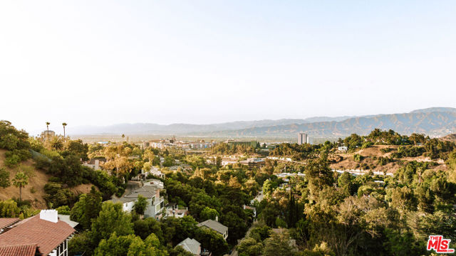 2942 Passmore Drive, Los Angeles CA: https://media.crmls.org/mediaz/496f9c13-c663-4857-acce-0db134865008.jpg