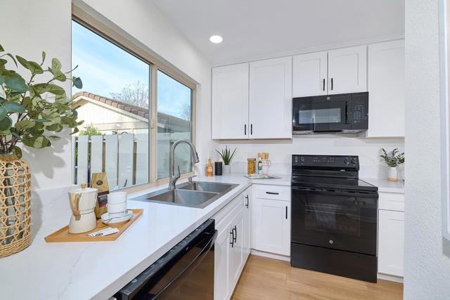 Detail Gallery Image 13 of 39 For 11364 Poblado Rd, San Diego,  CA 92127 - 2 Beds | 1/1 Baths