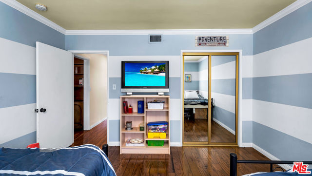 4559 Morella Avenue, Valley Village CA: https://media.crmls.org/mediaz/4972db78-3d39-4652-b607-eab5f75bf981.jpg