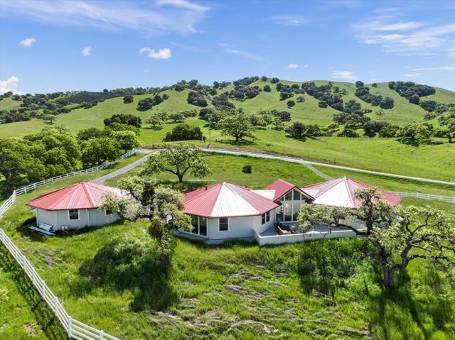 22500 Pacheco Pass Hwy,  CA: https://media.crmls.org/mediaz/4973f9d1-db48-4bab-a383-169b9baab225.jpg