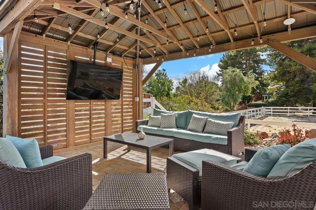 14298 Ipava Dr, Poway CA: https://media.crmls.org/mediaz/4974d324-598a-429b-85ca-5e47bbf22b88.jpg